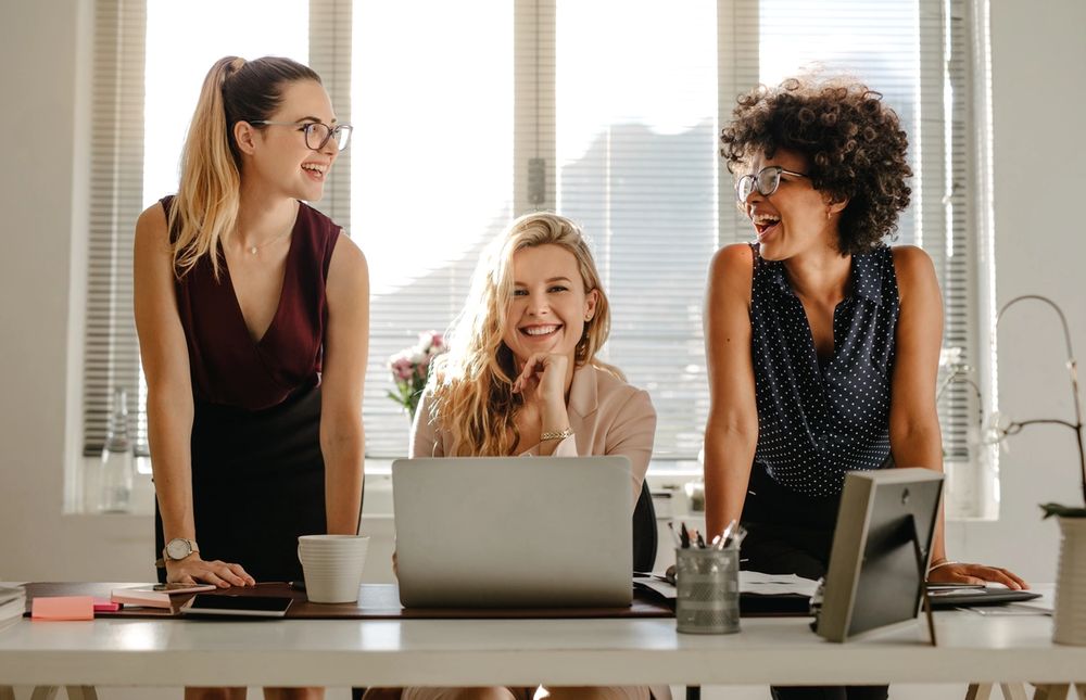 3 vrouwen die werken met een glimlach