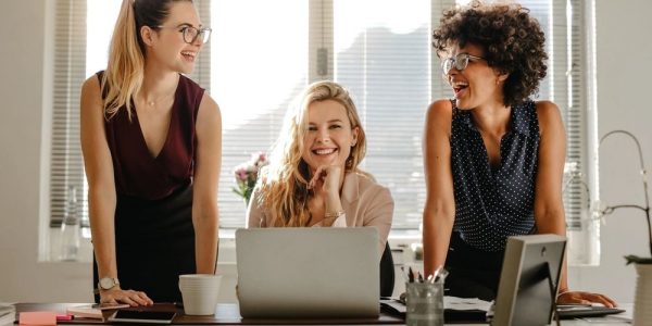 3 vrouwen die werken met een glimlach